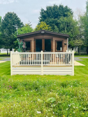 Brooksbank Lodge with Hot Tub